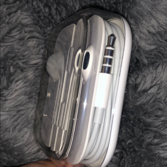 Apple Earbuds - Picture 2 of 2